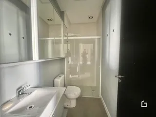 Vista de um banheiro com pia e vaso sanitário em um imóvel no Brasil.