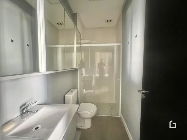Vista de um banheiro com pia e vaso sanitário em um imóvel no Brasil.