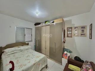 Quarto com cama e armário em um imóvel no Brasil.