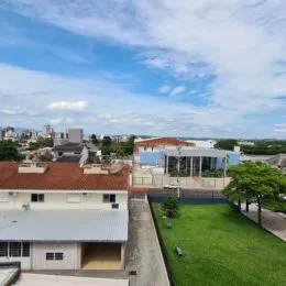 Vista externa de um jardim gramado em uma propriedade residencial.