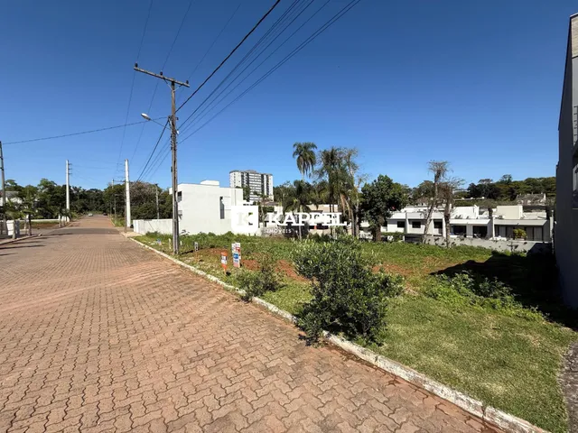 Vista da rua e da área externa de uma propriedade em Lajeado, Brasil.