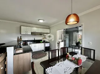 Vista da cozinha e sala de jantar de uma residência em Lajeado.