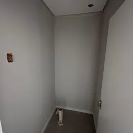 Vista interna de um corredor simples em uma propriedade.
