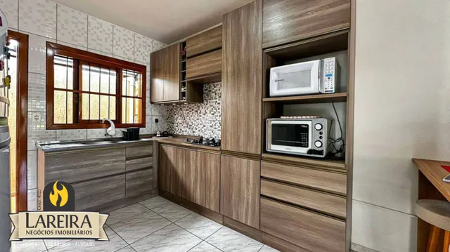 Foto de uma cozinha com armários de madeira e revestimento de azulejos.