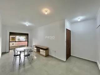 Vista de uma sala de jantar com mesa e cadeiras em um imóvel.