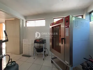 Foto de um interior com um forno industrial e piso cerâmico.