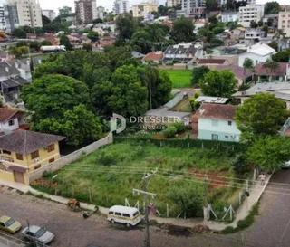 Vista externa de um terreno com vegetação e cerca em Lajeado.