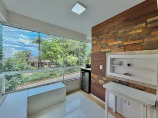 Uma sala de estar moderna com grande janela de vidro e parede de madeira.