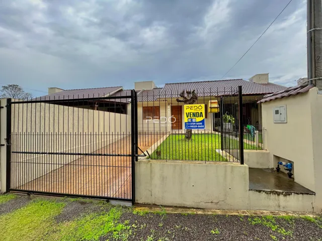 Fachada de uma residência com portão de ferro e muro em Lajeado, Brasil.