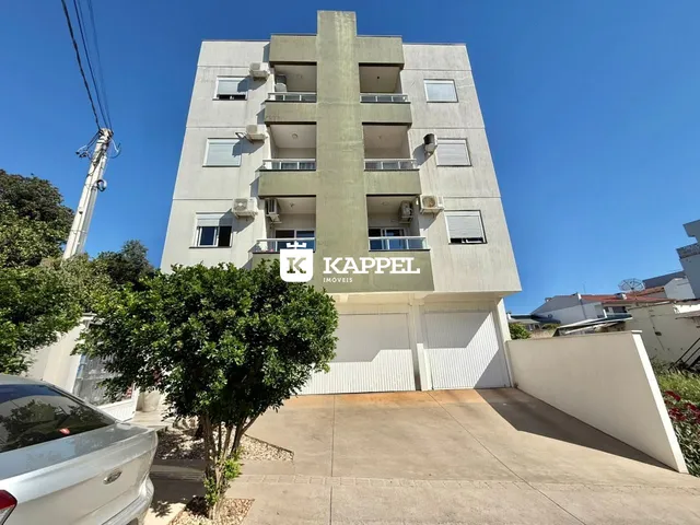 A fachada de um prédio residencial em Lajeado, Brasil, sob céu azul.