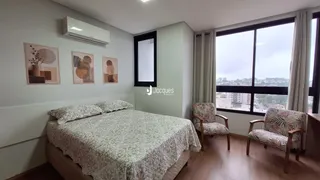 Quarto com cama e janela em um imóvel no Brasil.