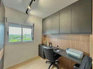 Sala de estar com janela que oferece vista para a paisagem externa.