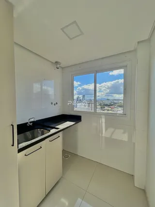 Vista de uma área de cozinha com janela de vista para a cidade.