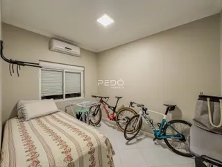Quarto com cama e janela em imóvel em Lajeado.