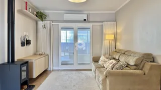 Sala de estar com sofá e porta de vidro na Lajeado, Brasil.