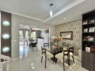 Imagem de uma sala de jantar com decoração moderna em um imóvel no Brasil.