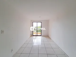Hall de entrada com piso de cerâmica e acesso a uma área externa.