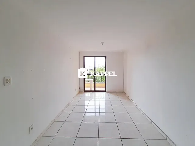 Hall de entrada com piso de cerâmica e acesso a uma área externa.