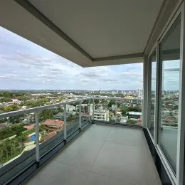 Vista panorâmica da cidade vista da varanda.