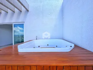 Imagem de uma jacuzzi em uma varanda de madeira em Lajeado.