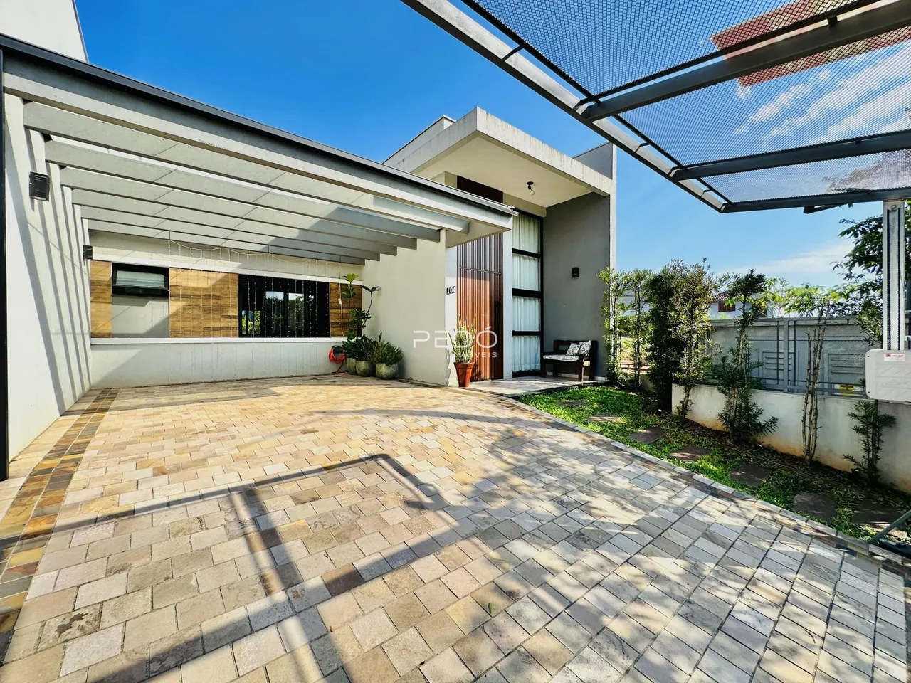Fachada de uma residência em Lajeado, Brasil, com área pavimentada.