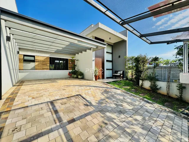Fachada de uma residência em Lajeado, Brasil, com área pavimentada.