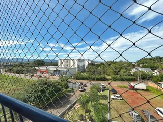 Vista panorâmica de uma área residencial com vegetação e estradas.