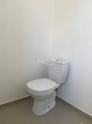 Foto de um vaso sanitário branco em um ambiente interno.