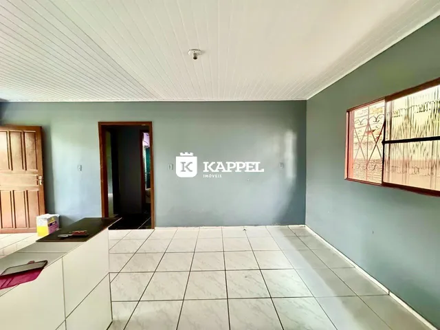 Foto de uma sala ampla com piso de cerâmica e janela.