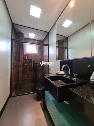 Foto de um banheiro moderno com bancada escura.