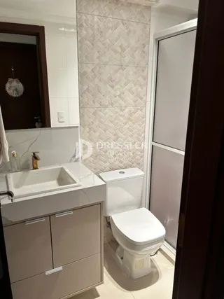Foto de um banheiro interno com pia e vaso sanitário.