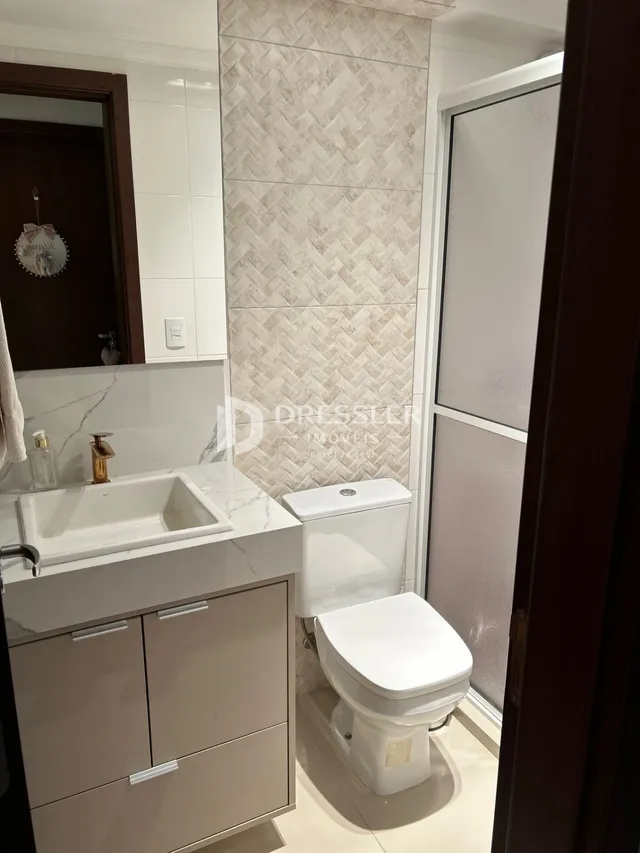 Foto de um banheiro interno com pia e vaso sanitário.