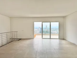 Sala de estar ampla com vista panorâmica para a cidade de Lajeado.