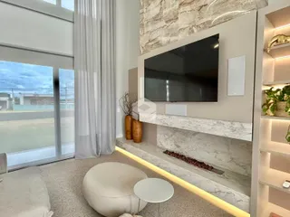 Sala de estar moderna com grandes portas de vidro e decoração de pedra.