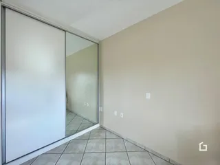 Hall de entrada com piso de cerâmica claro.