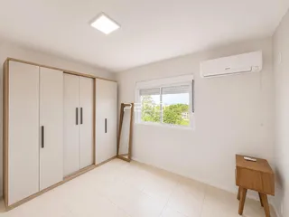 Ambiente interno de um cômodo com armários em Lajeado.