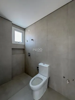 Foto de um banheiro moderno com revestimento de parede cinza claro.