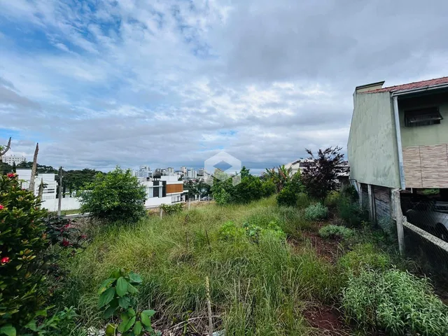 Fachada de uma residência com vegetação alta no jardim.