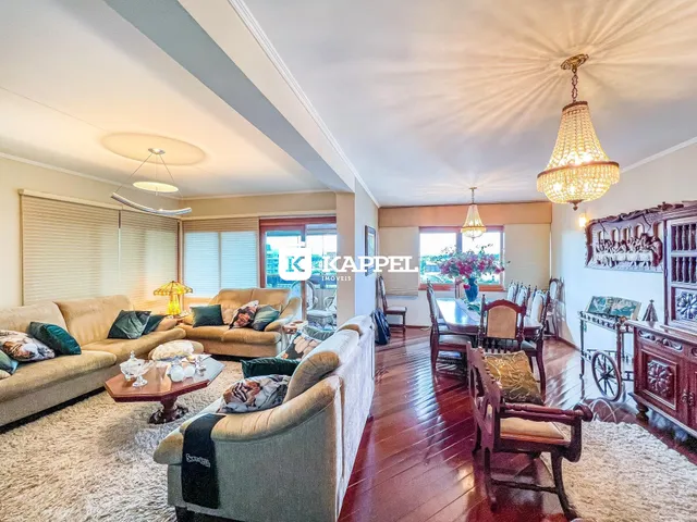 Sala de estar e jantar com piso de madeira e móveis confortáveis.