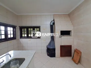 Foto interna de um cômodo com piso de cerâmica e paredes claras.