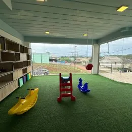 Foto de um espaço interno com piso de carpete verde e teto de forro.