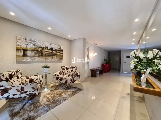 Sala de estar com decoração moderna e piso claro.