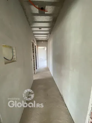 Foto de um corredor interno de uma residência.