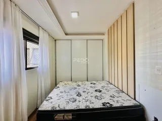 Quarto com cama e janela em um imóvel.