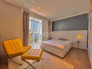 Quarto com janela de grande porte em um apartamento.