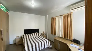 Quarto com cama grande e armário de madeira.