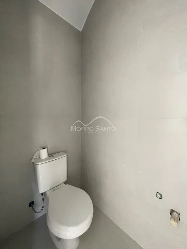 Foto de um banheiro mostrando um vaso sanitário branco.