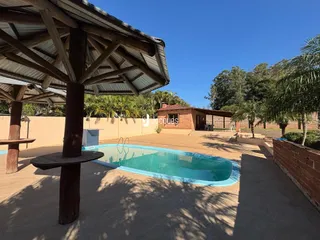 Foto da piscina e área externa de uma propriedade em Lajeado.