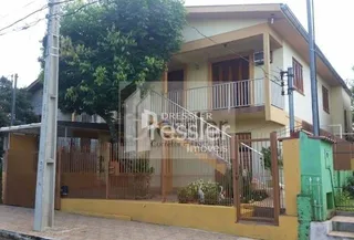 Fachada de uma casa residencial em Lajeado, Brasil, com varanda e cerca.