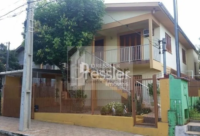 Fachada de uma casa residencial em Lajeado, Brasil, com varanda e cerca.